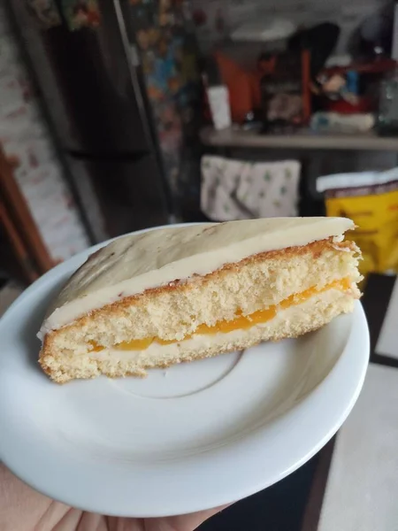 Stück Selbstgebackener Kuchen Auf Einem Teller Der Küche — Stockfoto