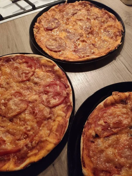 Uma Pizza Redonda Caseira Com Salame Prato — Fotografia de Stock