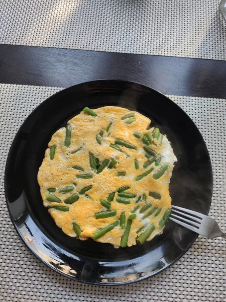 Uma Omelete Frita Com Feijão Verde Mesa Cozinha — Fotografia de Stock