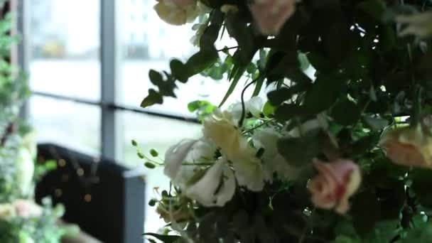 Διακόσμηση Της Γαμήλιας Καμάρας Για Την Τελετή Των Λουλουδιών Close — Αρχείο Βίντεο
