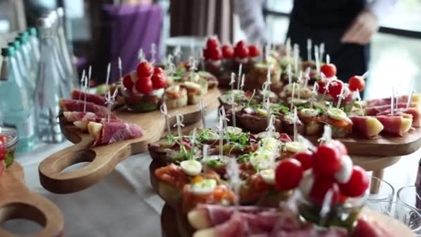 Gyönyörű Finom Ételek Harapnivalók Ünnepi Asztalra Étteremben — Stock videók
