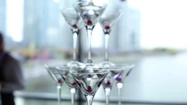 在餐馆度假时眼镜的金字塔 — 图库视频影像