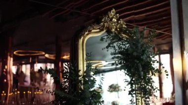 Şölende aynaları olan güzel bir düğün dekoru.