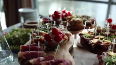 Restorandaki şenlik masasında nefis yemekler ve atıştırmalıklar.