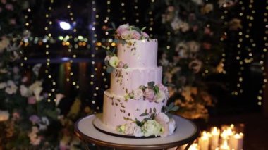 Restoranda büyük bir düğün pastası var.