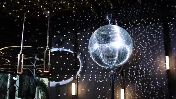 Uma Grande Bola Discoteca Brilhante Teto Uma Festa — Vídeo de Stock