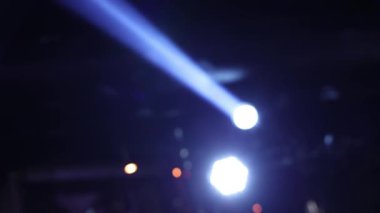 Parlak spot ışıkları Bir partide hafif müzik
