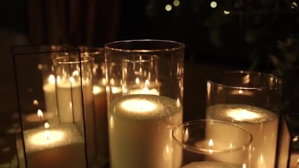 Μεγάλα Διακοσμητικά Κεριά Στη Γαμήλια Γιορτή — Αρχείο Βίντεο