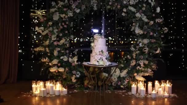 Красивый Большой Свадебный Торт Ресторане — стоковое видео