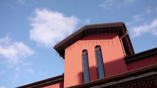 Telhado Uma Casa Com Janelas Contra Céu Azul — Vídeo de Stock