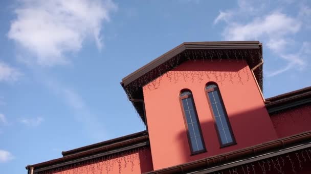 Techo Una Casa Con Ventanas Contra Cielo Azul — Vídeos de Stock