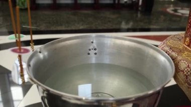 Kilisede Noel mumlarıyla vaftiz kasesi.