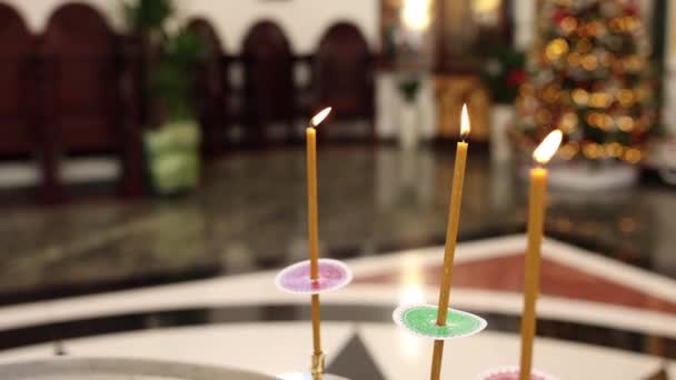 Große Gelbe Kerzen Brennen Der Kirche — Stockvideo