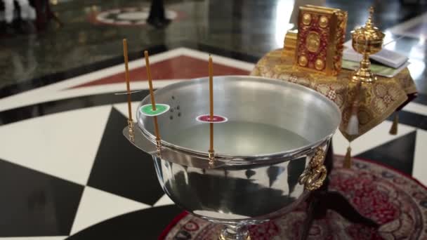 Tigela Batismal Igreja Com Velas Férias — Vídeo de Stock