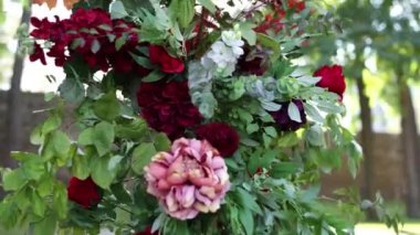 Taze çiçeklerden düğün töreni için düğün kemeri dekoru.