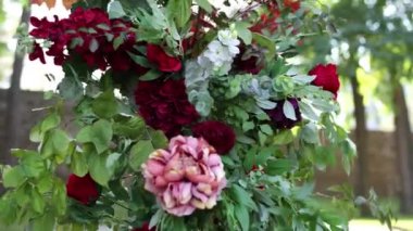 Taze çiçeklerden düğün töreni için düğün kemeri dekoru.