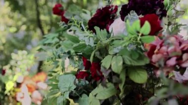 Taze çiçeklerden düğün töreni için düğün kemeri dekoru.