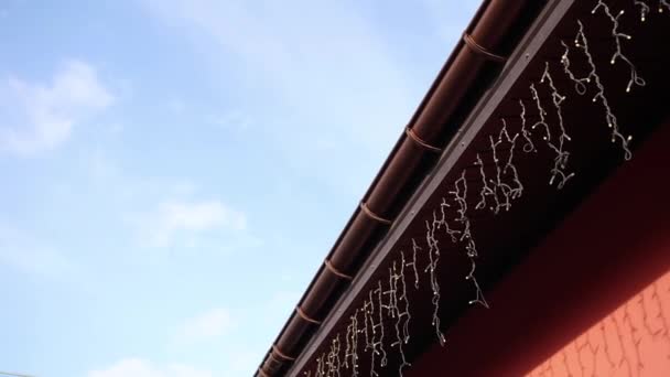 Telhado Edifício Com Uma Grinalda Durante Dia Contra Céu Azul — Vídeo de Stock