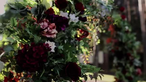 Wystrój Łuku Ślubnego Ceremonię Ślubną Świeżych Kwiatów — Wideo stockowe