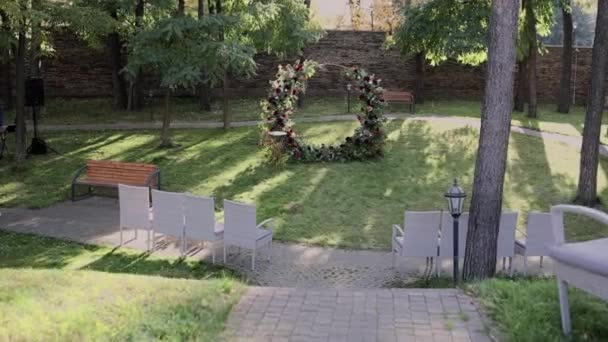 圆圆的婚礼拱门 用于自然花朵的仪式 — 图库视频影像