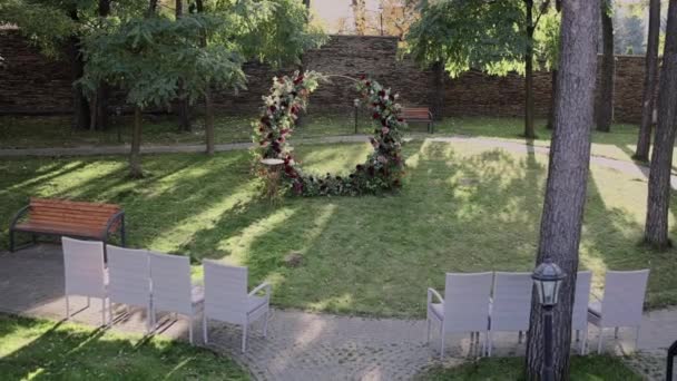 Okrągły Łuk Ślubny Ceremonii Naturalnych Kwiatów — Wideo stockowe