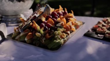 Aperatiflerin şenlikli masasında kırmızı havyar kanepesi.
