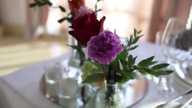 Tatilde restorandaki masada çiçek dekoru
