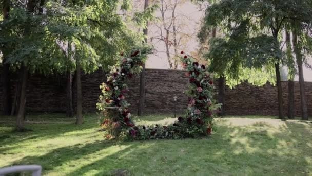Hermoso Arco Boda Para Ceremonia Ronda Flores — Vídeos de Stock