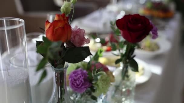 休日のレストランのテーブルの上の花の装飾 — ストック動画