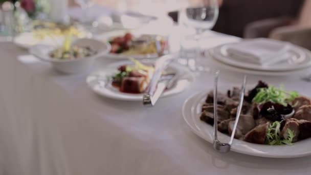 Hochzeitsfesttafel Mit Getränken Und Dekoration — Stockvideo
