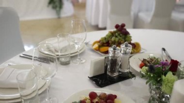 Düğün masasında yiyecek içecekleri ve dekorları var.