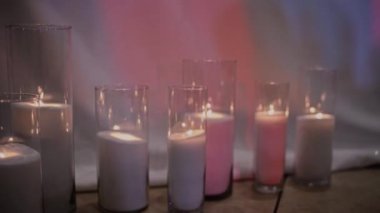 Restoranın dekorunda mumlar yanıyor.