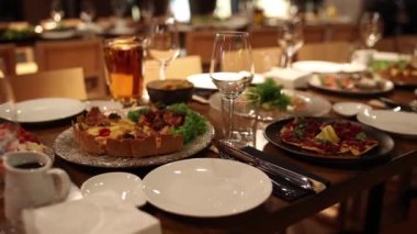 Tatilde restorandaki masada nefis bir lezzet var.