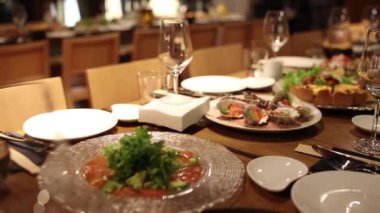 Tatilde restorandaki masada nefis bir lezzet var.