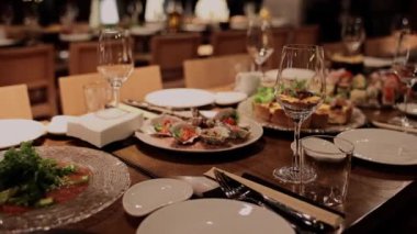 Tatilde restorandaki masada nefis bir lezzet var.