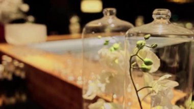 Restorandaki dekoratif çiçekler masanın üstünde.