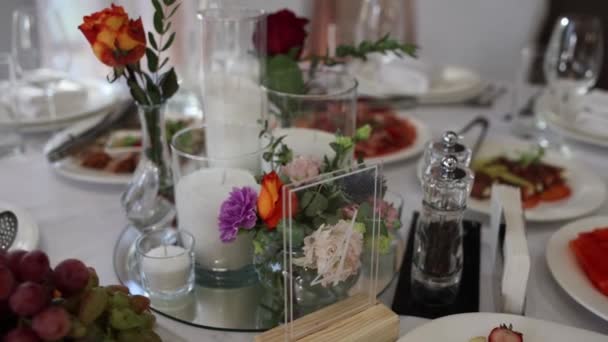 Hochzeitsfesttafel Mit Getränken Und Dekoration — Stockvideo