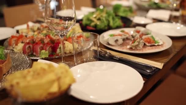 Table Fête Avec Entrées Salades Sur Table Dans Restaurant — Video