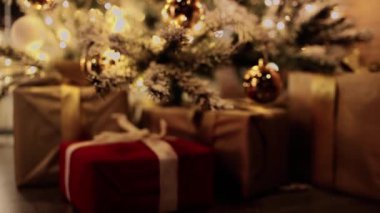 Odada Noel ağacı ve çelengi var.