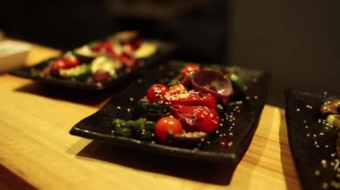 Restoranda bir tabakta güzel ızgara sebzeler.