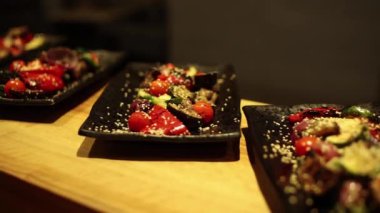 Restoranda bir tabakta güzel ızgara sebzeler.