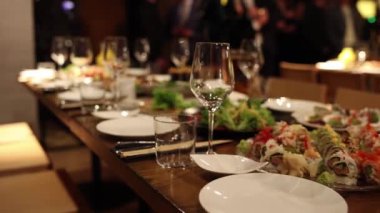 Restorandaki masada aperatifler ve salatalar.