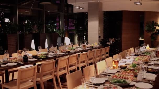 Slavnostní Stůl Předkrmy Saláty Stole Restauraci — Stock video