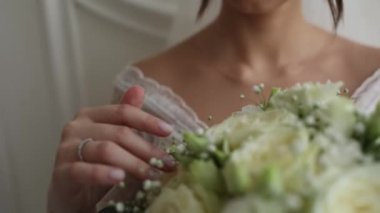  Gelinin buketinde alyansla gelin eli