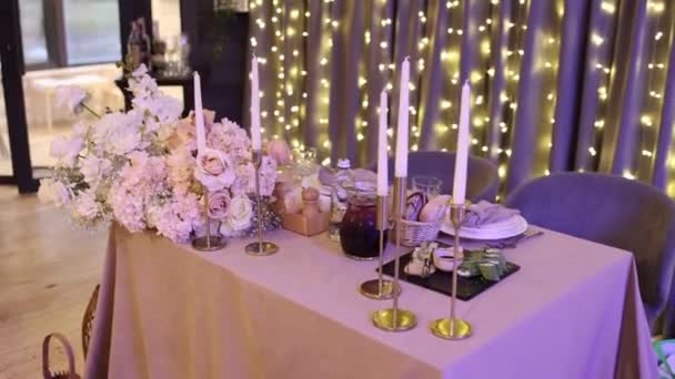 Κεριά Και Διακόσμηση Στο Τραπέζι Του Γάμου Στο Εστιατόριο — Αρχείο Βίντεο