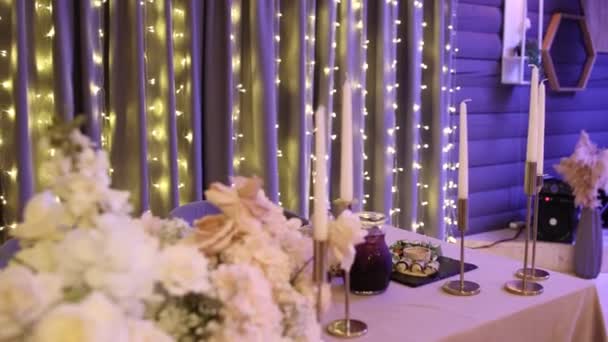 Gyertyák Dekoráció Esküvői Asztalon Étteremben — Stock videók