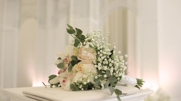 Όμορφο Νυφική Ανθοδέσμη Από Λευκά Τριαντάφυλλα Στο Τραπέζι — Αρχείο Βίντεο