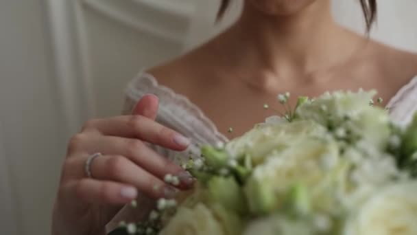 Hand Van Bruid Met Een Trouwring Aan Het Boeket Van — Stockvideo