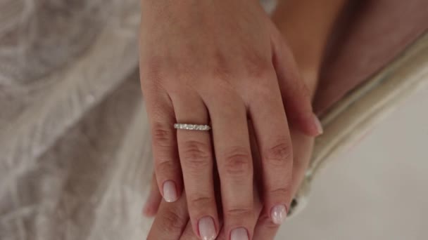 Las Manos Novia Con Anillo Diamantes Mano — Vídeos de Stock