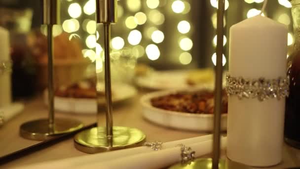 Κεριά Και Διακόσμηση Στο Γιορτινό Τραπέζι Του Εστιατορίου — Αρχείο Βίντεο